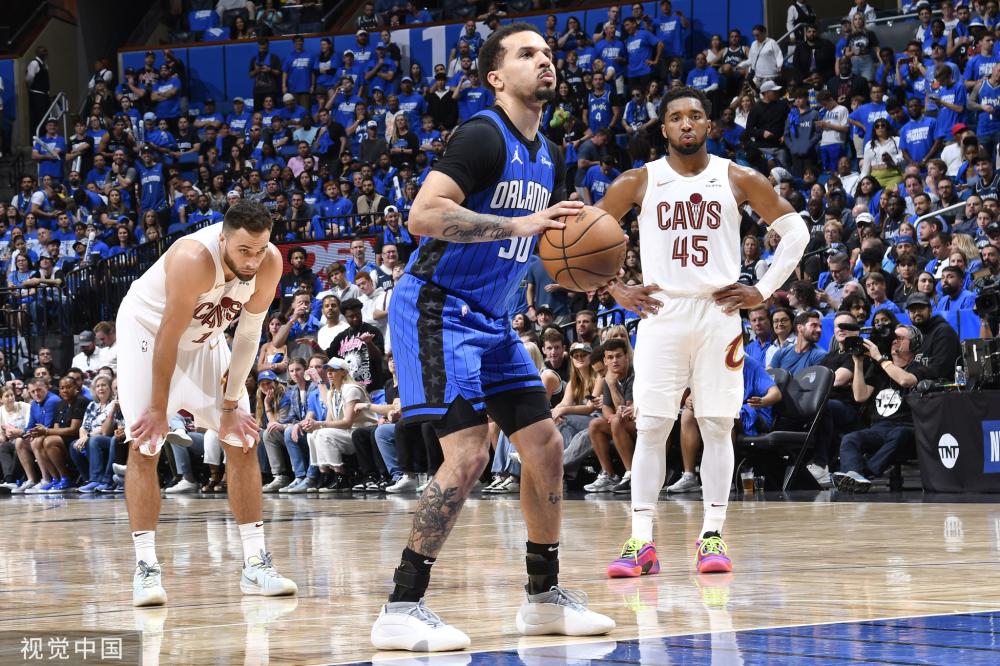 展现出与年 展现出与年